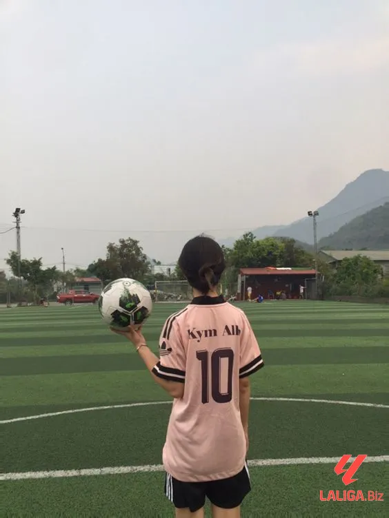 Hình ảnh con gái mặc áo bóng đá che mặt
