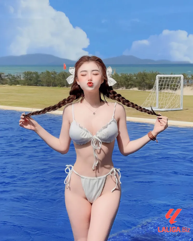 Hot girl Phan Ngọc Anh Thư mặc bikin 2
