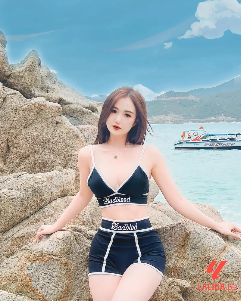 Phan Ngọc Anh Thư bikini 2