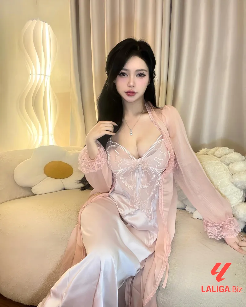 Ảnh gái xinh GenZ show hàng vú to ngọt nước 